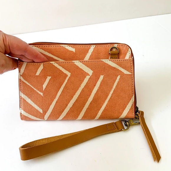 NWT Wallet - Crossbody Wallet with detachable strap. Fabric and leather. - Picture 6 of 9